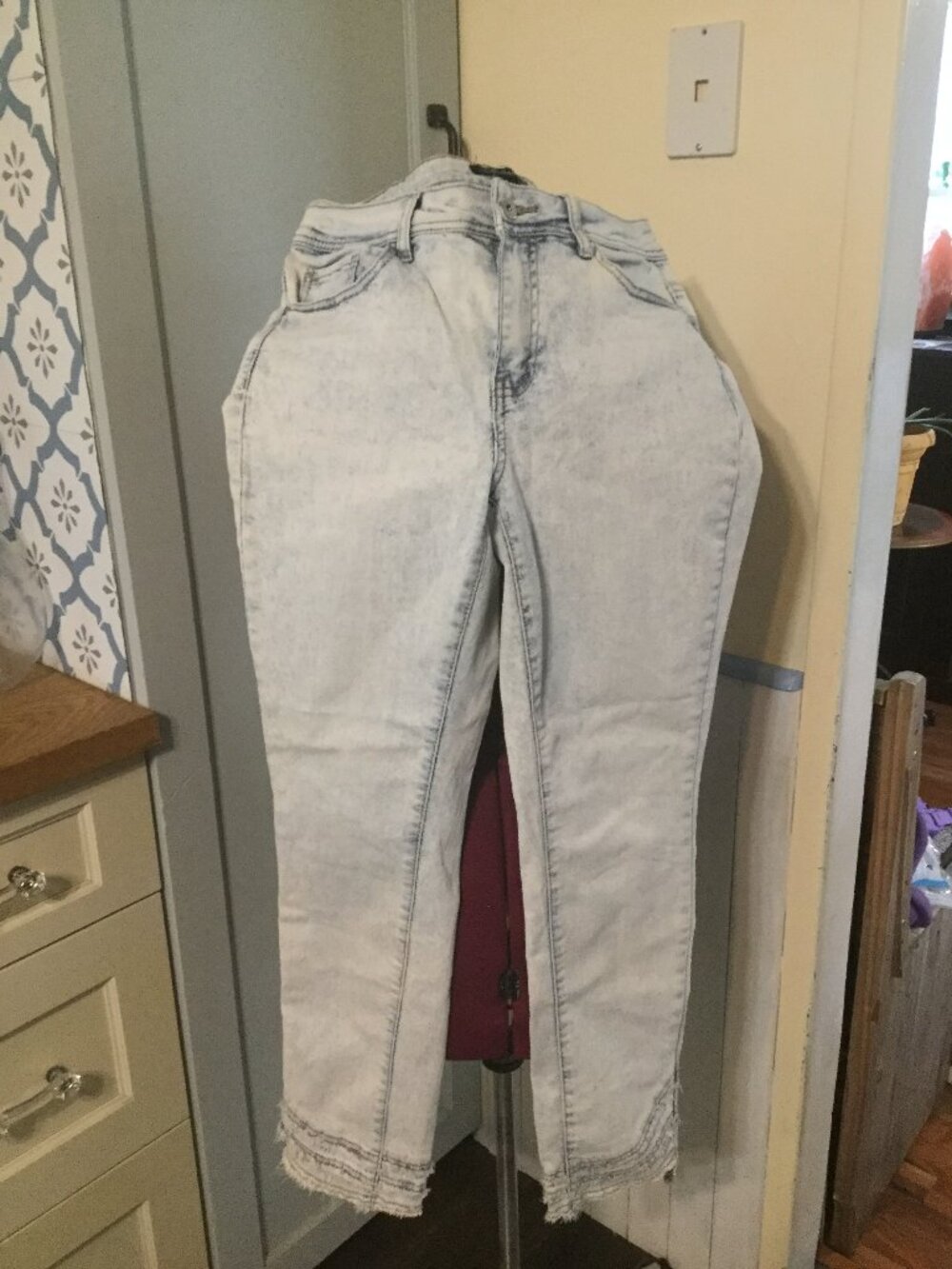 Charlie B light wash denim jeans with frayed accents on legs size 8 27" inseam